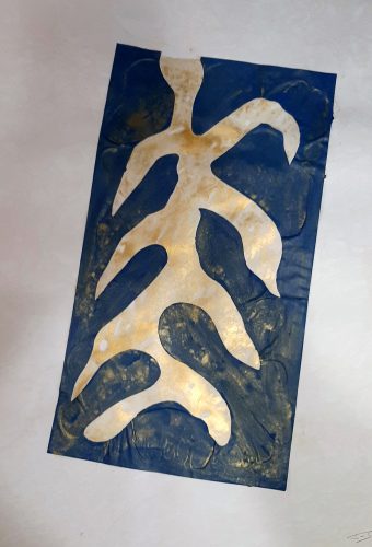 136 - Découpage de papier d'emballage peint à l'acrylique marouflé sur papier dessin marbré - Format 65 X 50 cm. - 250 €